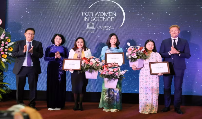Phó Chủ tịch nước Đặng Thị Thị Ngọc Thịnh và Ban tổ chức trao giải cho ba nhà khoa học nữ tại Lễ trao giải L’Oreal – UNESCO For Women in Science năm 2019