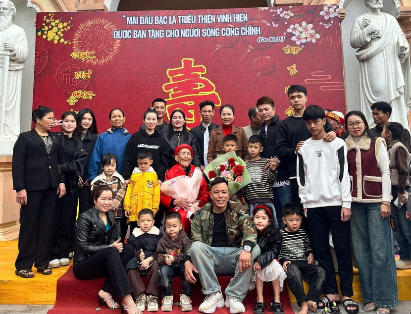 Cụ Trần Văn Côi trong ngày nhận giấy chúc thọ Cụ Trần Văn Côi trong ngày nhận giấy chúc thọ