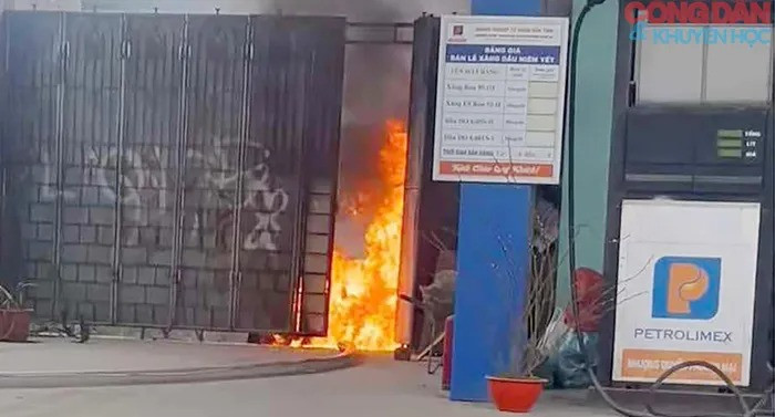 Ngọn lửa bốc lên khi xe bồn đang tiếp nhiên liệu khiến nhiều người hoảng sợ