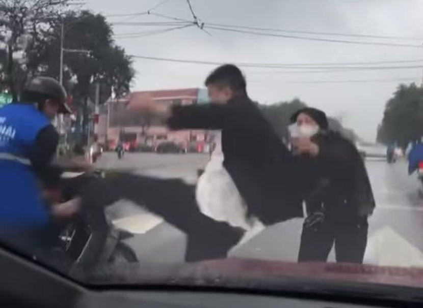 Hình ảnh Hoàng đánh đập em S. giữa đường Hình ảnh Hoàng đánh đập em S. giữa đường