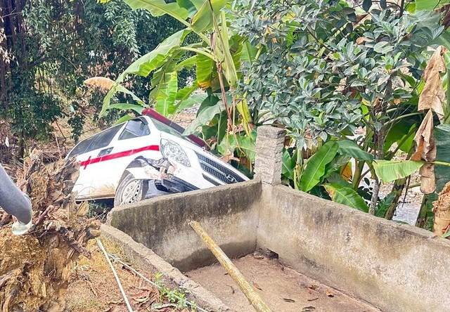 Hiện trường nơi xe cấp cứu gặp nạn Hiện trường nơi xe cấp cứu gặp nạn