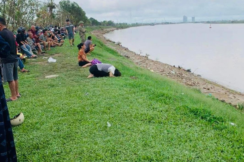 Hình ảnh người mẹ trẻ quỳ gối gọi tên con bên bờ sông khiến nhiều người xót xa