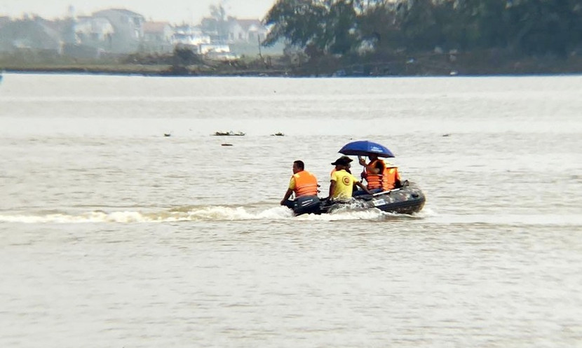 Lực lượng tìm kiếm tung tích ba cha con anh D. trên sông Lam