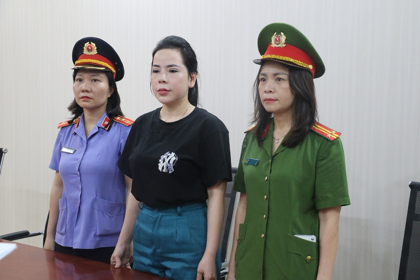 Phùng Thị Thu Hiền (giữa) tại cơ quan công an