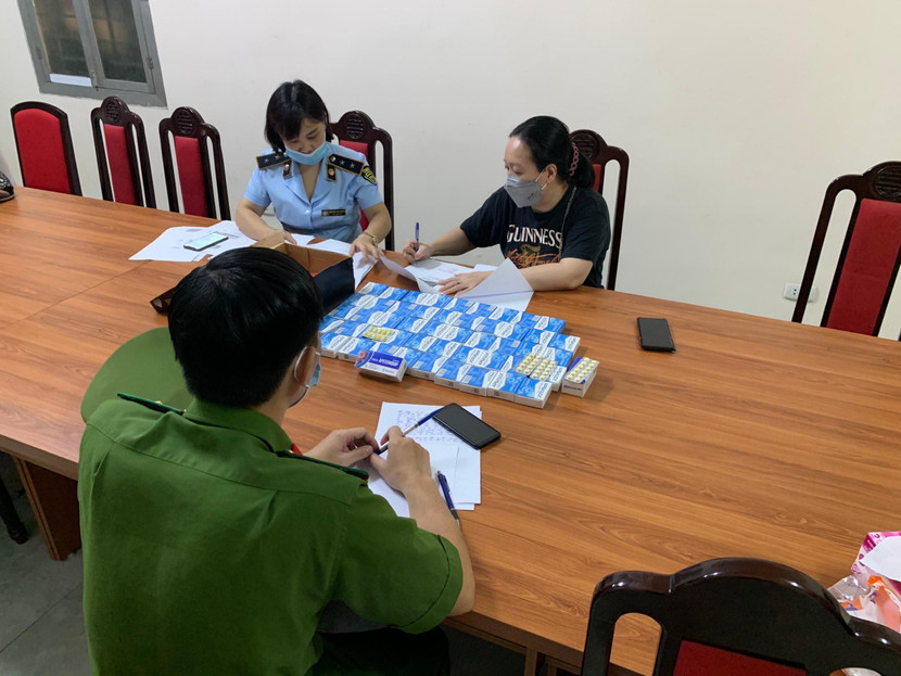 Cơ quan chức năng làm việc với chủ lô hàng Cơ quan chức năng làm việc với chủ lô hàng