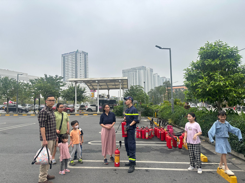 Hướng dẫn người dân sử dụng bình chữa cháy Hướng dẫn người dân sử dụng bình chữa cháy