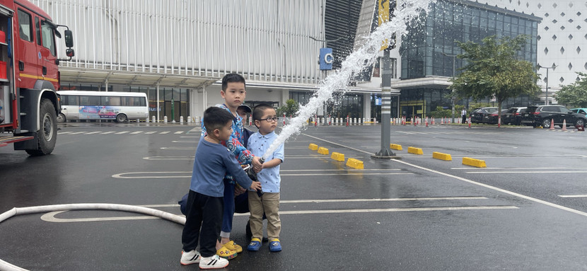 Chương trình trải nghiệm thu hút đông đảo người dân, trong đó có cả các bé thiếu nhi tham gia Chương trình trải nghiệm thu hút đông đảo người dân, trong đó có cả các bé thiếu nhi tham gia
