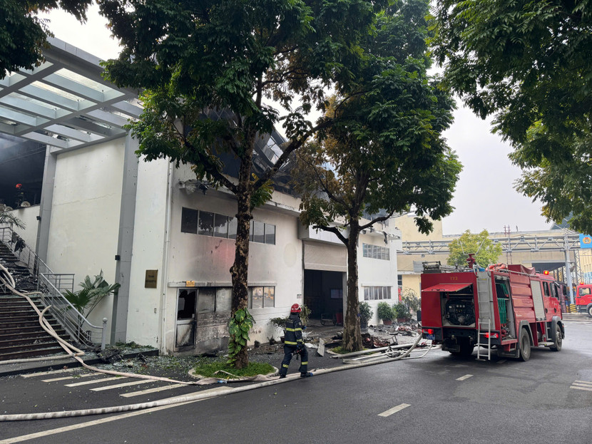 Các lực lượng khẩn trương triển khai chữa cháy