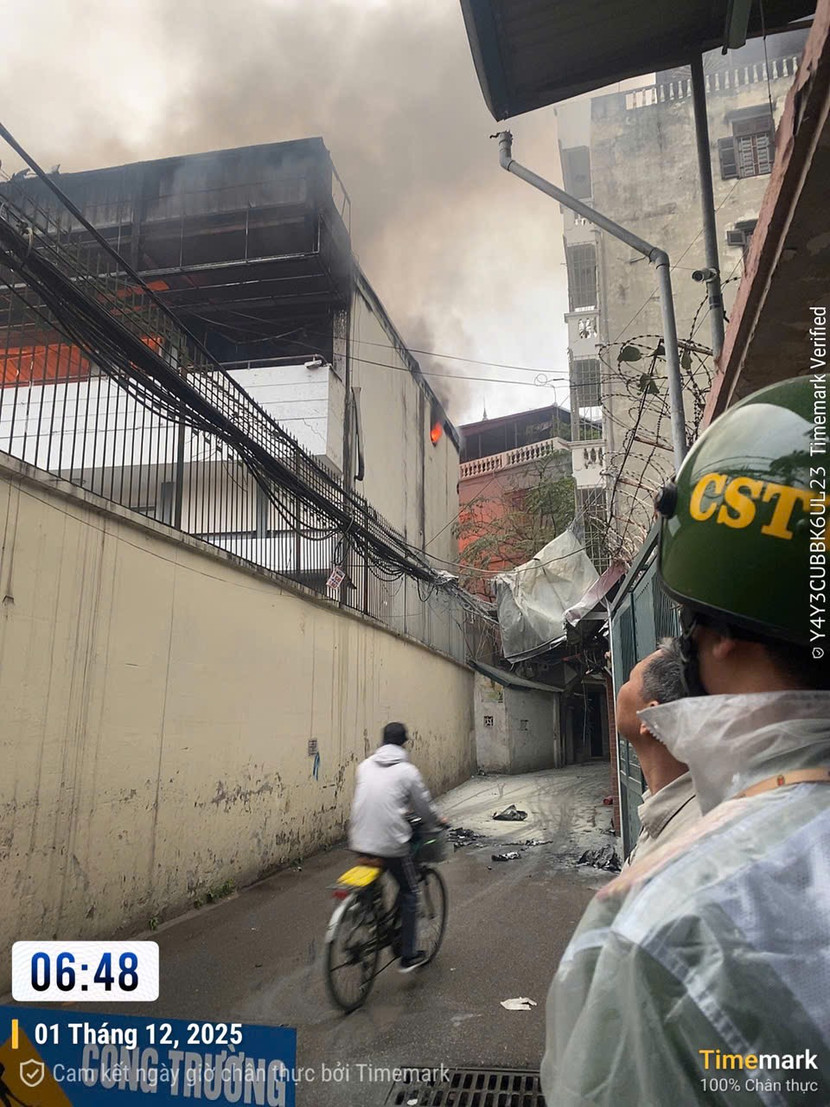 CAP Ngọc Hà tổ chức lực lượng ngăn chặn cháy lan sang các hộ dân xung quanh