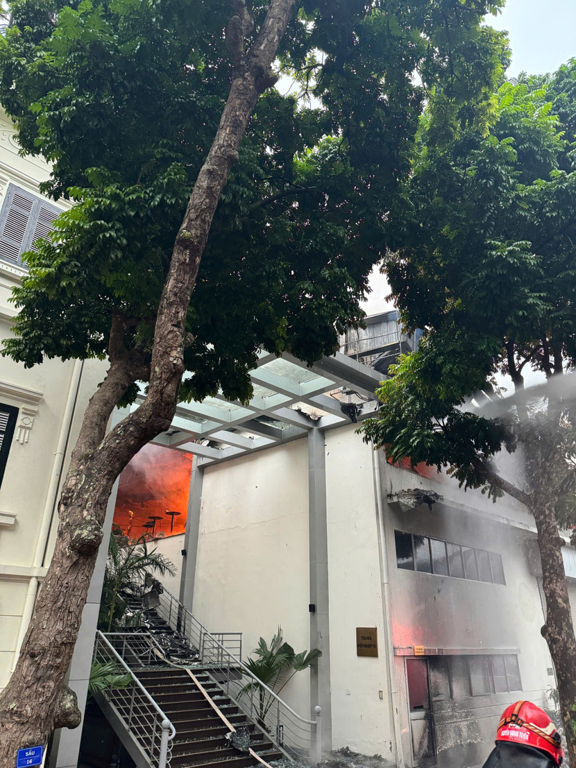 Phối hợp đồng bộ các lực lượng nhanh chóng dập tắt đám cháy