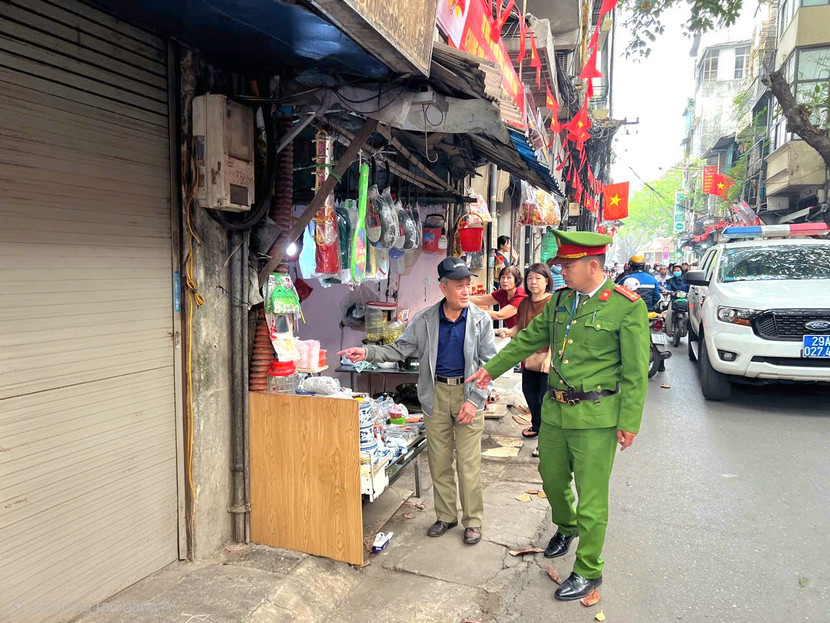 Cán bộ CAP Ba Đình tuần tra, nhắc nhở vi phạm Cán bộ CAP Ba Đình tuần tra, nhắc nhở vi phạm