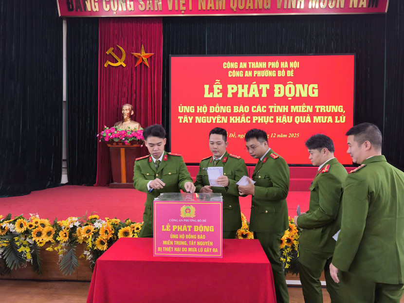 Cán bộ chiến sỹ Công an phường Bồ Đề ủng hộ tại lễ phát động Cán bộ chiến sỹ Công an phường Bồ Đề ủng hộ tại lễ phát động