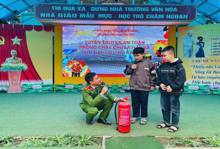 Các bạn học sinh tham gia trải nghiệm thực tế với bình chữa cháy