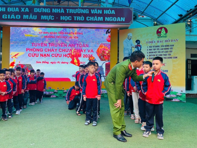 Tuyên truyền viên truyền đạt những kiến thức thực tiễn về an toàn PCCC và CNCH và trao đổi với các bạn học sinh