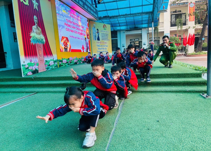 Thực hành thoát nạn trong môi trường nhiều khói, khí độc