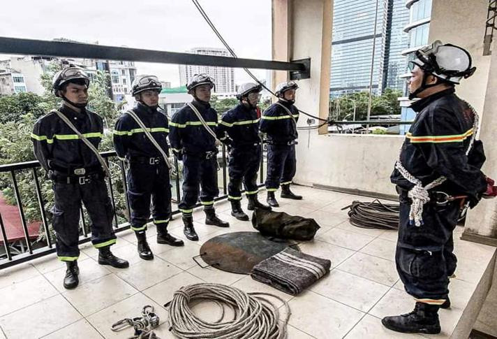 CBCS Đội CC&amp;CNCH Khu vực số 4 huấn luyện nội dung triển khai đội hình cứu người bị nạn trên tầng cao