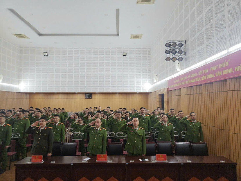 Cán bộ chiến sĩ công an phường Bồ Đề trang trọng tiến hành nghi lễ Chào cờ Cán bộ chiến sĩ công an phường Bồ Đề trang trọng tiến hành nghi lễ Chào cờ