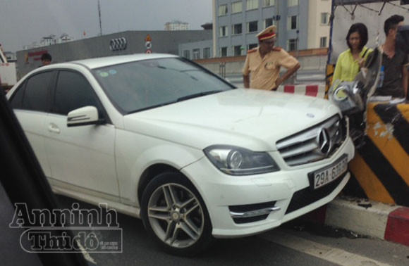 Mercedes C300 đâm trúng dải phân cách đường trên cao ảnh 2