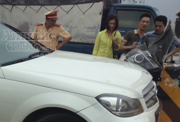 Mercedes C300 đâm trúng dải phân cách đường trên cao ảnh 1