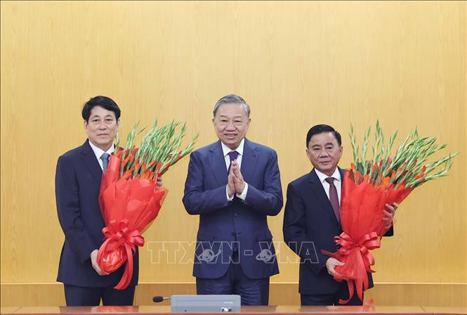 Tổng Bí thư Tô Lâm tặng hoa cho đồng chí Lương Cường, Uỷ viên Bộ Chính trị, Chủ tịch nước và đồng chí Trần Cẩm Tú, Uỷ viên Bộ Chính trị, Thường trực Ban Bí thư, Chủ nhiệm Uỷ ban Kiểm tra Trung ương. Ảnh: TTXVN Tổng Bí thư Tô Lâm tặng hoa cho đồng chí Lương Cường, Uỷ viên Bộ Chính trị, Chủ tịch nước và đồng chí Trần Cẩm Tú, Uỷ viên Bộ Chính trị, Thường trực Ban Bí thư, Chủ nhiệm Uỷ ban Kiểm tra Trung ương. Ảnh: TTXVN