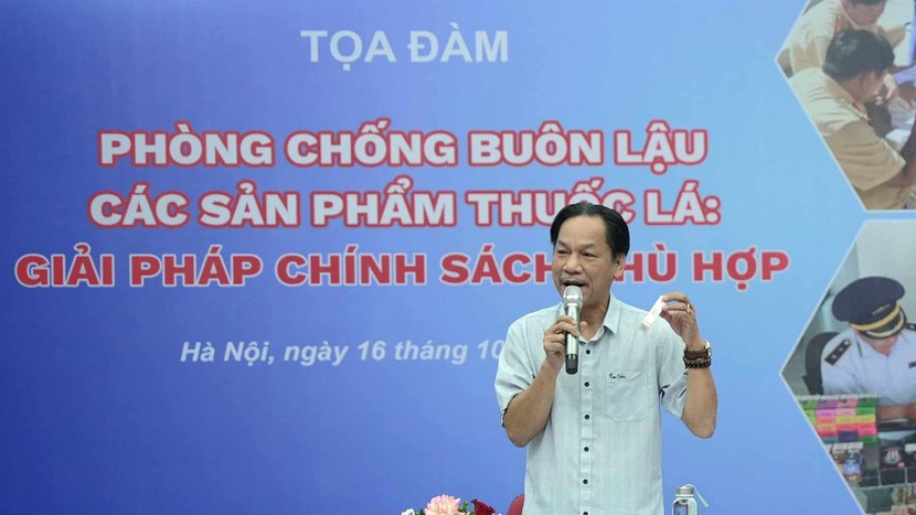 Nhà báo Lê Minh Toản - Phó Tổng Biên tập Báo Tiền Phong - phát biểu khai mạc tọa đàm. Ảnh: Mạnh Thắng