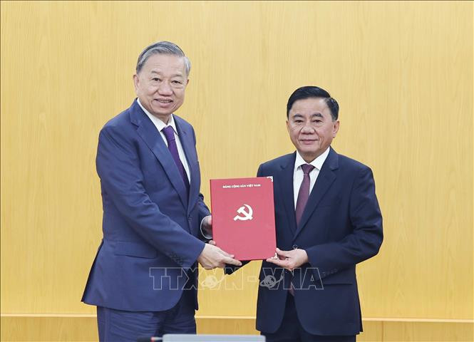 Tổng Bí thư Tô Lâm trao Quyết định của Bộ Chính trị phân công đồng chí Trần Cẩm Tú, Uỷ viên Bộ Chính trị, Bí thư Trung Đảng, Chủ nhiệm Uỷ ban Kiểm tra Trung ương giữ chức Thường trực Ban Bí thư, Chủ nhiệm Uỷ ban Kiểm tra Trung ương. Ảnh: TTXVN Tổng Bí thư Tô Lâm trao Quyết định của Bộ Chính trị phân công đồng chí Trần Cẩm Tú, Uỷ viên Bộ Chính trị, Bí thư Trung Đảng, Chủ nhiệm Uỷ ban Kiểm tra Trung ương giữ chức Thường trực Ban Bí thư, Chủ nhiệm Uỷ ban Kiểm tra Trung ương. Ảnh: TTXVN