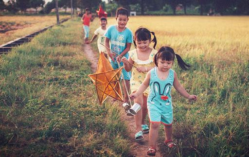Rước đèn trung thu tại làng quê, hình sưu tầm