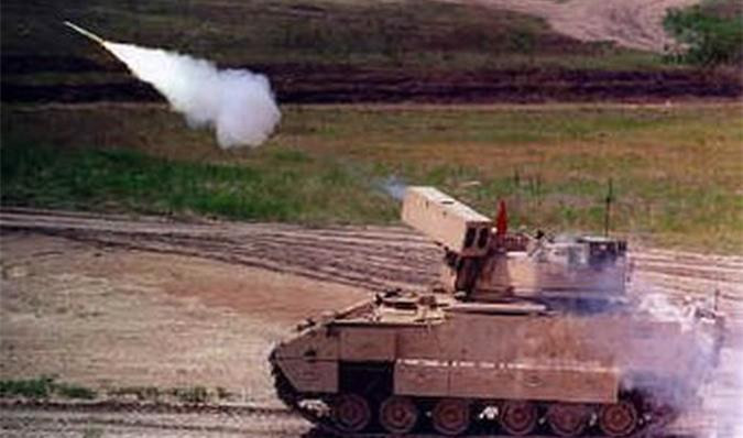 Súng máy cỡ nòng 12,7mm được bố trí ở cụm trung tâm của hai cụm ống phóng tên lửa Stinger.