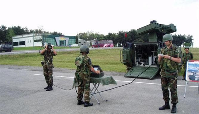 Ngoài tên lửa phòng không ra hệ thống này còn được trang bị một súng máy hạng nặng 12,7mm để tự vệ trong trường hợp cần thiết.