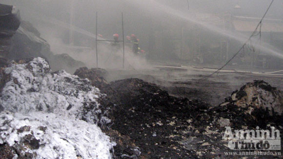 Cháy lớn một xưởng sản xuất đệm mút ở Thường Tín ảnh 5