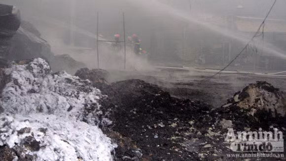 Cháy lớn một xưởng sản xuất đệm mút ở Thường Tín ảnh 5