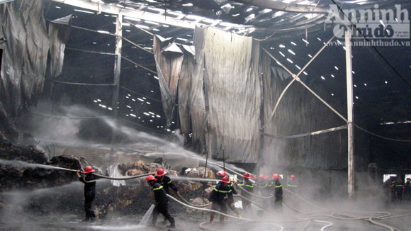 Cháy lớn một xưởng sản xuất đệm mút ở Thường Tín ảnh 6
