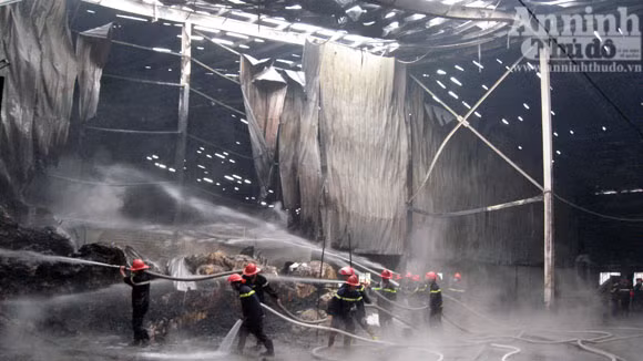 Cháy lớn một xưởng sản xuất đệm mút ở Thường Tín ảnh 6