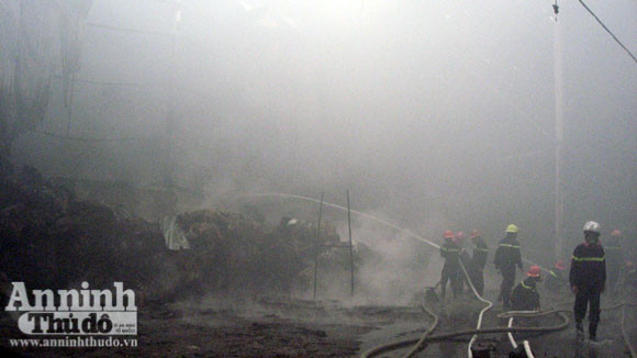 Cháy lớn một xưởng sản xuất đệm mút ở Thường Tín ảnh 4