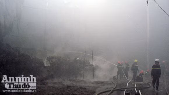 Cháy lớn một xưởng sản xuất đệm mút ở Thường Tín ảnh 4