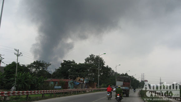 Cháy lớn một xưởng sản xuất đệm mút ở Thường Tín ảnh 2