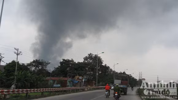 Cháy lớn một xưởng sản xuất đệm mút ở Thường Tín ảnh 2