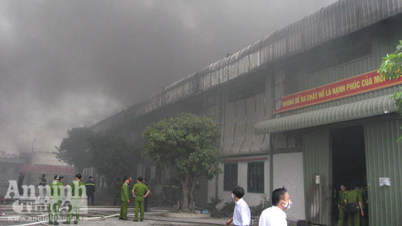 Cháy lớn một xưởng sản xuất đệm mút ở Thường Tín ảnh 3