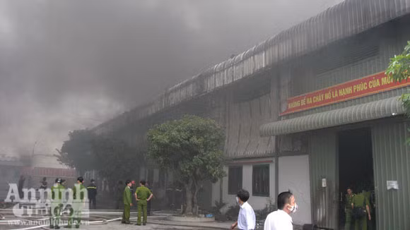 Cháy lớn một xưởng sản xuất đệm mút ở Thường Tín ảnh 3