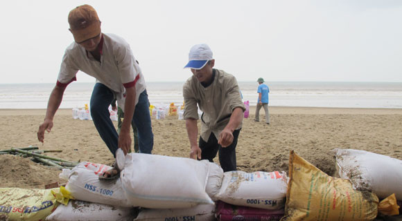 Áp dụng phương án 4 tại chỗ, người dân cũng tham gia phòng chống bão