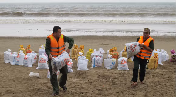 Lực lượng bộ đội biên phòng di chuyển các bao cát vào vị trí cần thiết sáng 30/7