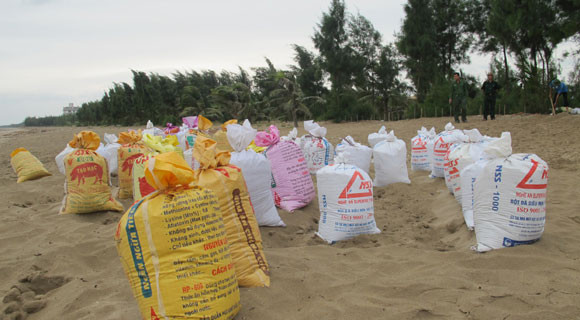 Những bao cát chắn sóng đường chuẩn bị sẵn sàng