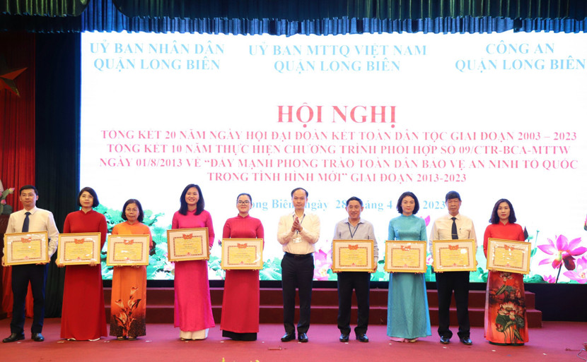 Bí thư Quận ủy, Chủ tịch HĐND quận Long Biên Đường Hoài Nam khen thưởng cho các tập thể, cá nhân Bí thư Quận ủy, Chủ tịch HĐND quận Long Biên Đường Hoài Nam khen thưởng cho các tập thể, cá nhân