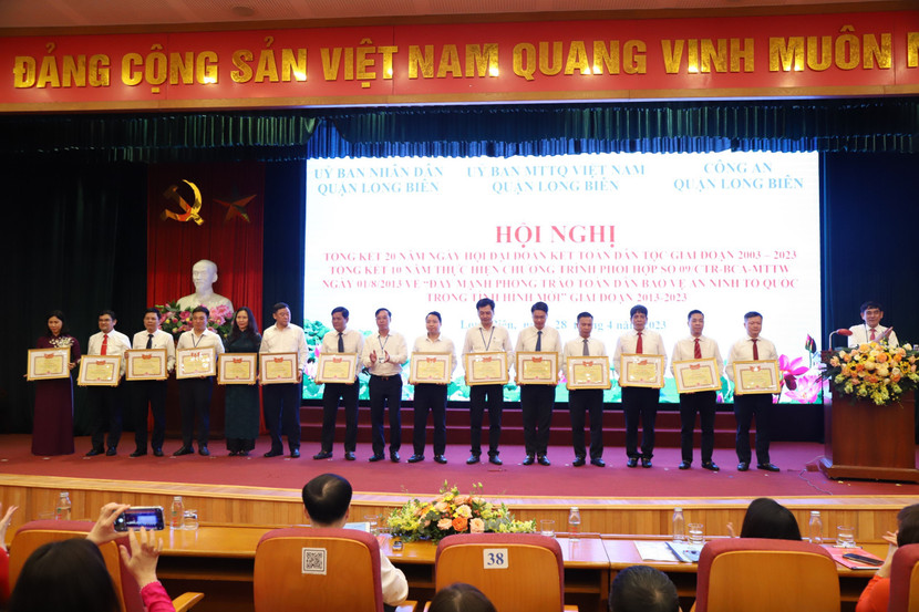 Chủ tịch UBND quận Long Biên Nguyễn Mạnh Hà khen thưởng cho các tập thể và cá nhân Chủ tịch UBND quận Long Biên Nguyễn Mạnh Hà khen thưởng cho các tập thể và cá nhân