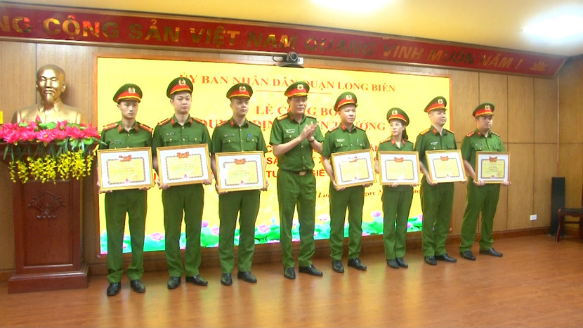 Đại tá Hứa Việt Hưng, Trưởng Công an quận Long Biên trao tặng giấy khen của UBND quận cho các tập thể, cá nhân tham gia điều tra vụ án