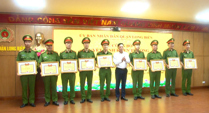 Ông Nguyễn Mạnh Hà, Phó Bí thư quận ủy, Chủ tịch UBND quận Long Biên trao thưởng cho các tập thể, cá nhân tham gia điều tra vụ án