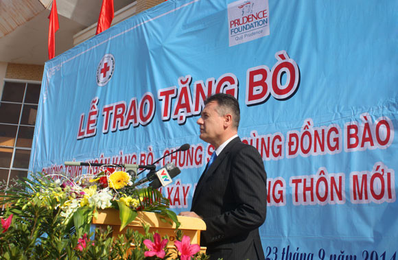 Prudential tặng bò cho 50 gia đình khó khăn ảnh 1