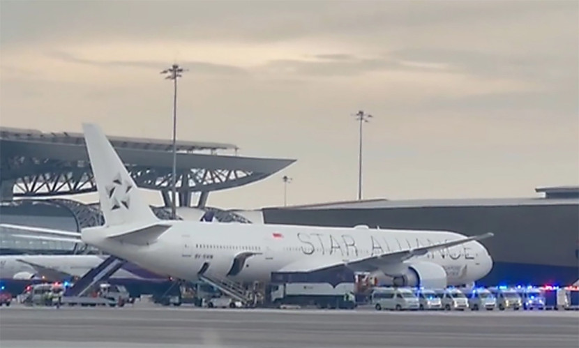 Xe cứu thương đậu bên cạnh máy bay Boeing 777-300ER của Singapore Airlines tại sân bay Suvarnabhumi, Thái Lan ngày 21/5. Ảnh: Thai Rath Xe cứu thương đậu bên cạnh máy bay Boeing 777-300ER của Singapore Airlines tại sân bay Suvarnabhumi, Thái Lan ngày 21/5. Ảnh: Thai Rath