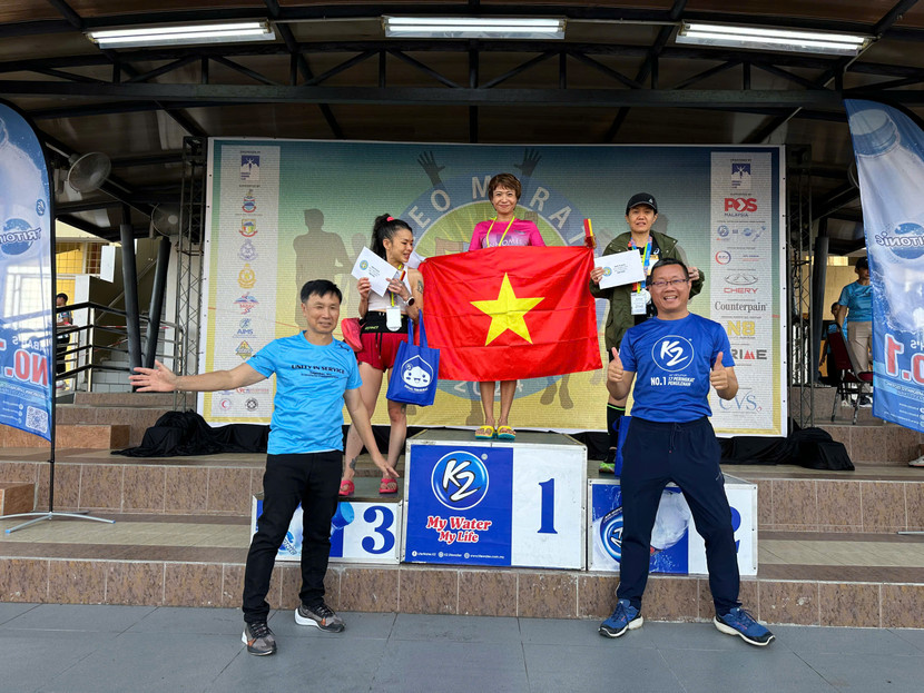 Chị Tuyết "lên bục" trong một giải chạy marathon ở Malaysia (ảnh do nhân vật cung cấp)