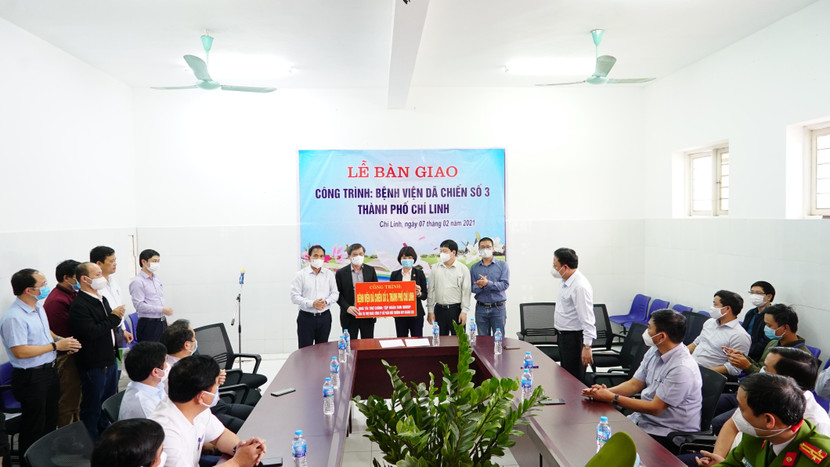 Đại diện Tập đoàn Sun Group bàn giao bệnh viện dã chiến số 3 tới chính quyền tỉnh Hải Dương
